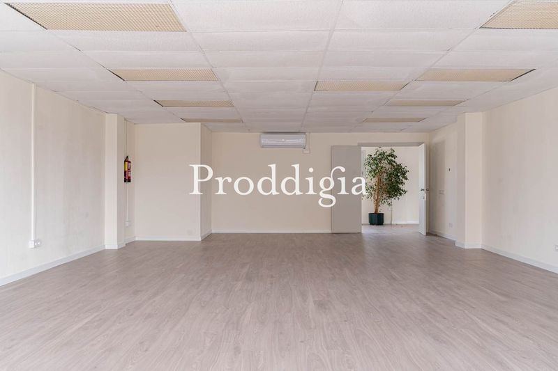 Oficina de venta y alquiler muy luminosa , amplia y bien ubicada, en la zona del centro