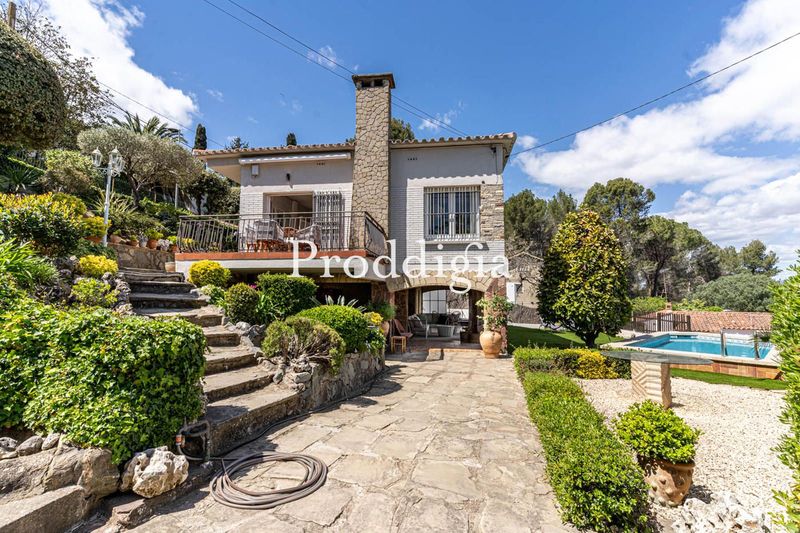 Alquiler Temporal de Abril a Mayo - Encantadora casa renovada con piscina y espacio chill out en Valldoreix