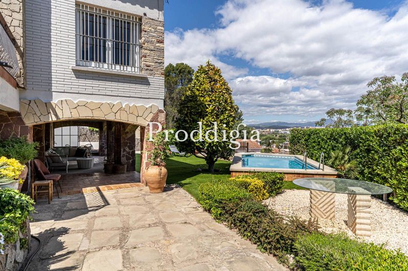 Alquiler Temporal de Abril a Mayo - Encantadora casa renovada con piscina y espacio chill out en Valldoreix
