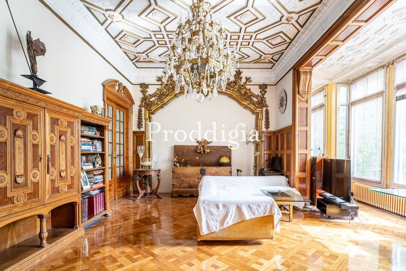 Elegante vivienda histórica en el corazón de la l'Eixample.
