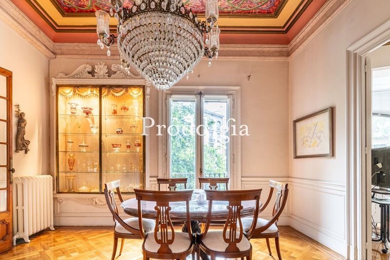 Elegante vivienda histórica en el corazón de la l'Eixample.