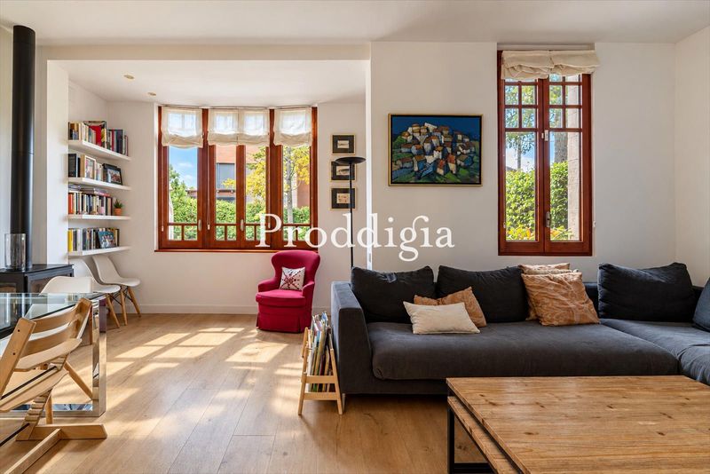 Encantadora casa adosada totalmente reformada en Eixample con piscina