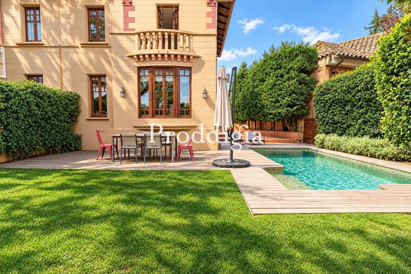 Encantadora casa adosada totalmente reformada en Eixample con piscina