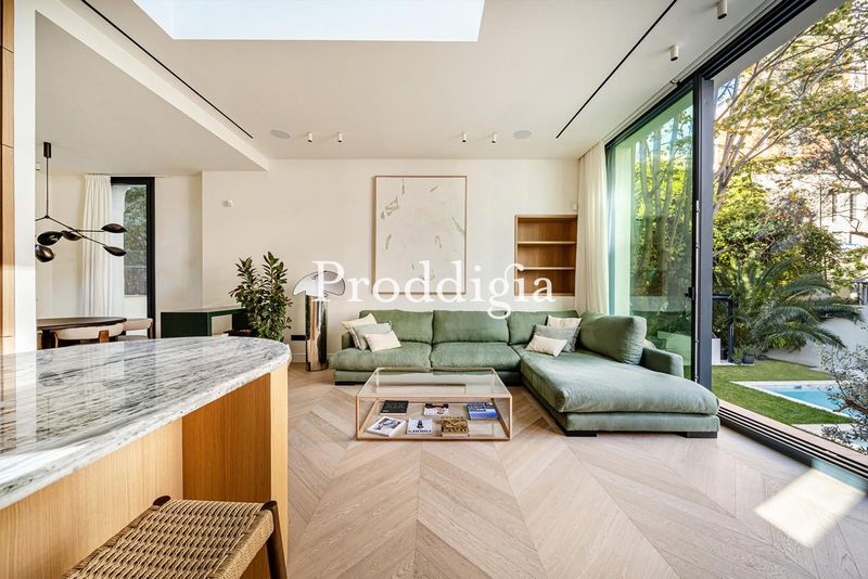 Casa con encanto histórico y confort moderno en la Zona Alta de Barcelona, con jardín y piscina.