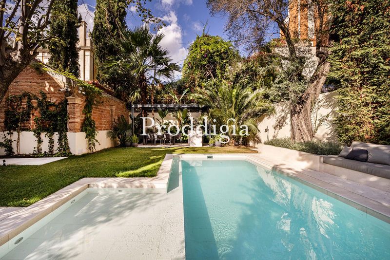 Casa con encanto histórico y confort moderno en la Zona Alta de Barcelona, con jardín y piscina.
