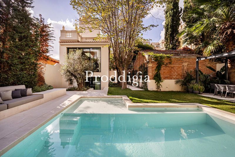 Casa con encanto histórico y confort moderno en la Zona Alta de Barcelona, con jardín y piscina.