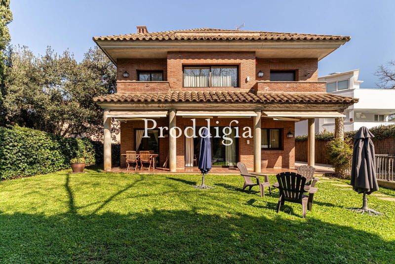 Exclusiva casa con jardín y piscina en Can Trabal
