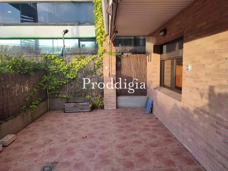 Planta baja de 4 habitaciones en el centro de Sant Cugat con piscina comunitaria