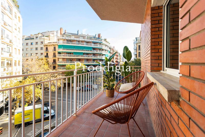 IMPRESIONANTE piso esquinero, reformado y con pl. de aparcamiento