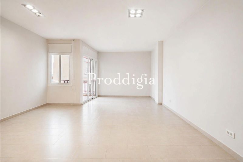 Vivienda refomada con piscina comunitaria en el Vallcarca