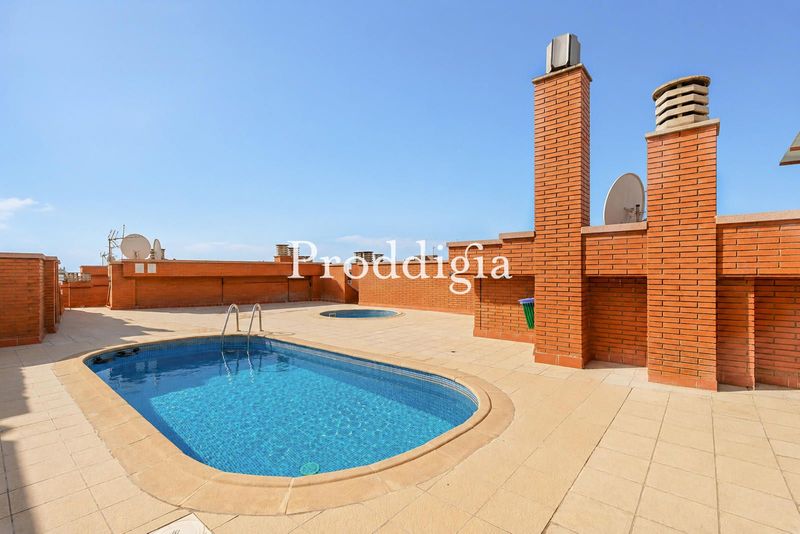 Vivienda refomada con piscina comunitaria en el Vallcarca