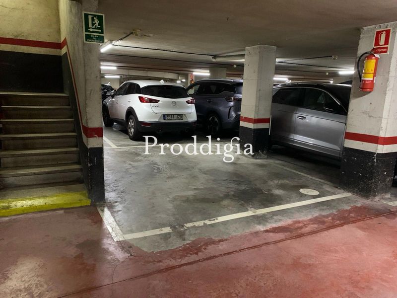 Plaza de parking grande para coche y moto en calle d'Alfons XII, 5
