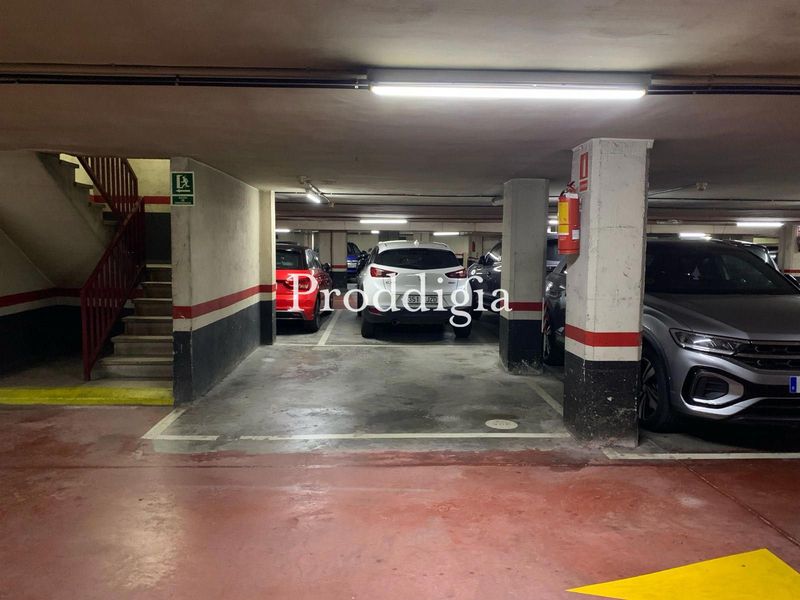 Plaza de parking grande para coche y moto en calle d'Alfons XII, 5