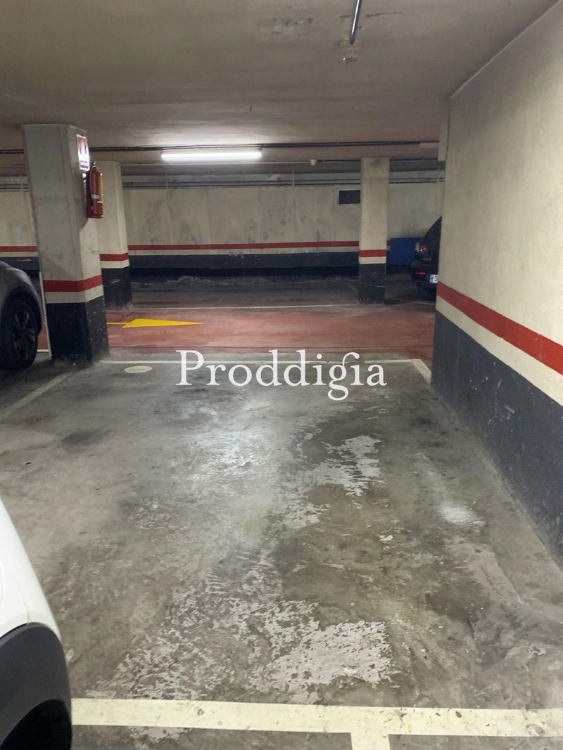 Plaza de parking grande para coche y moto en calle d'Alfons XII, 5