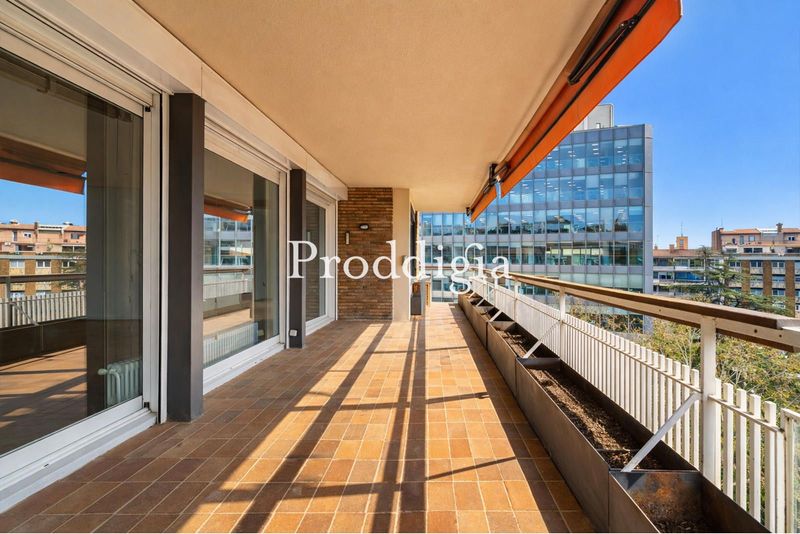 Espectacular piso esquinero con terraza y parking en Sant Gervasi Galvany