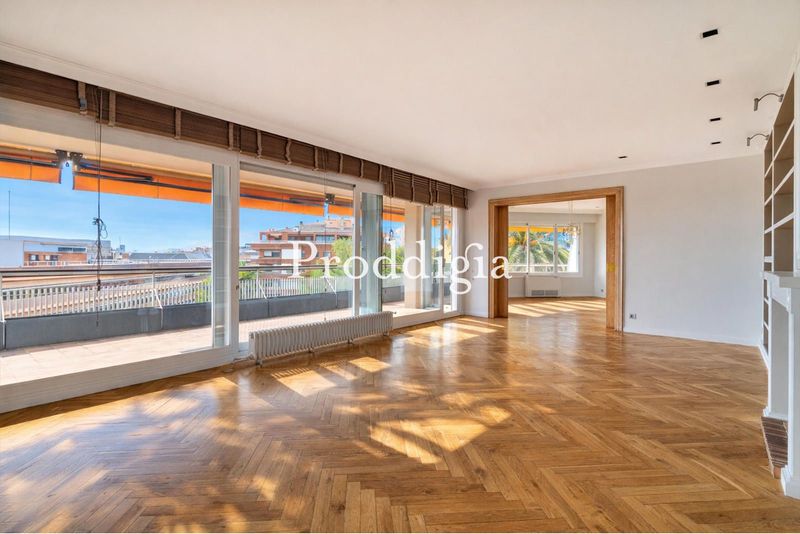 Espectacular piso esquinero con terraza y parking en Sant Gervasi Galvany