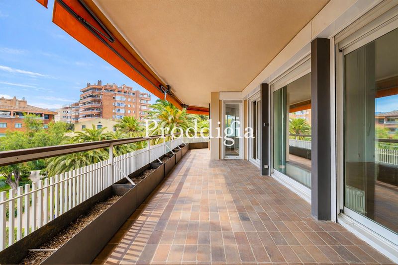 Espectacular piso esquinero con terraza y parking en Sant Gervasi Galvany