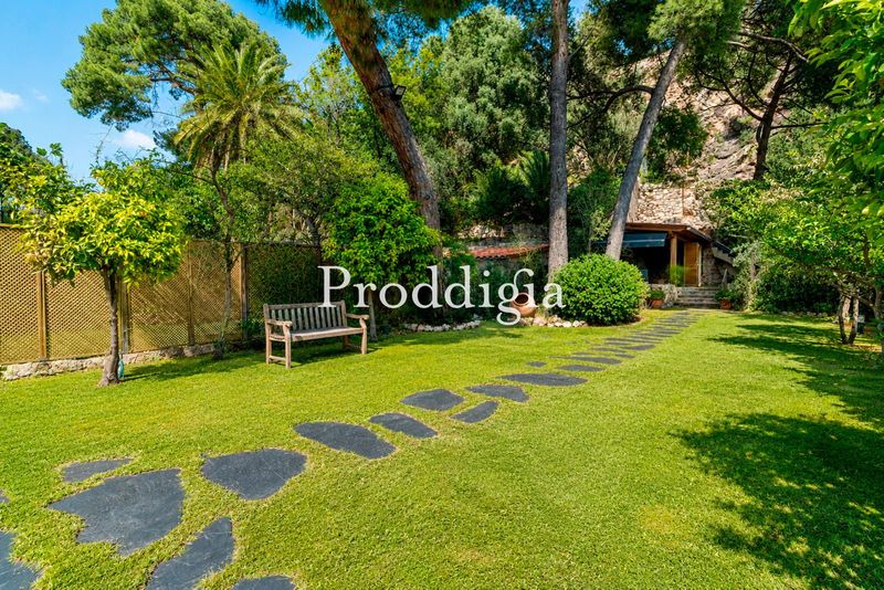 IMPRESIONANTE INMUEBLE CON JARDÍN DE 600M2 EN EL PUTXET
