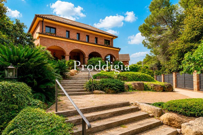 Villa exclusiva con piscina y gran parcela en Valldoreix