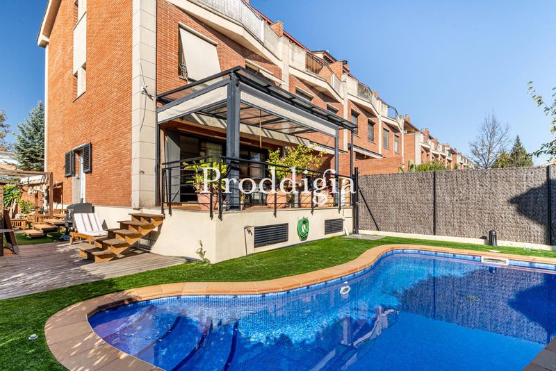 Adosada esquinera con piscina privada y 2 plazas de garaje, orientada a sur en Mirasol