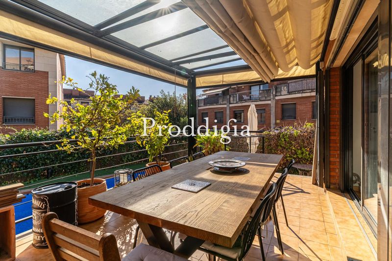 Adosada esquinera con piscina privada y 2 plazas de garaje, orientada a sur en Mirasol