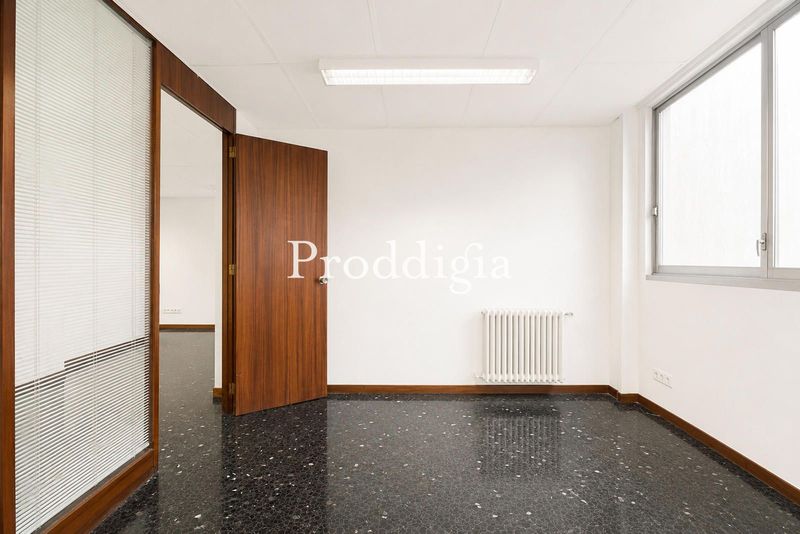 Oficina 100 m² en zona prime, gastos incluidos.