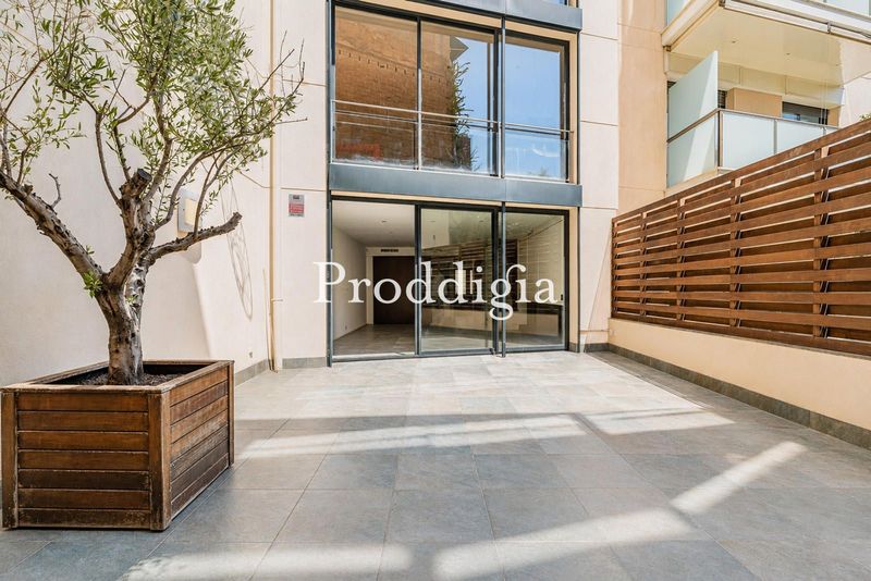 Casa vertical, con terrazas privadas y 3 plazas de parking en Sarrià