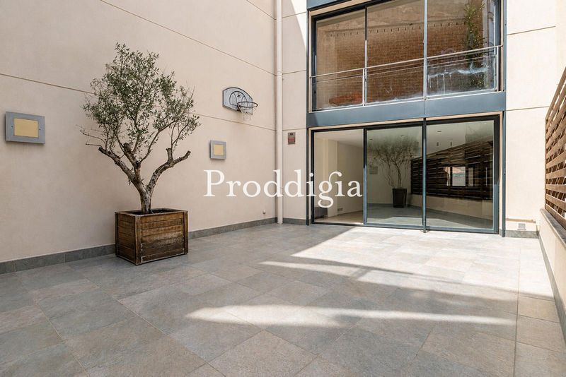 Casa vertical, con terrazas privadas y 3 plazas de parking en Sarrià