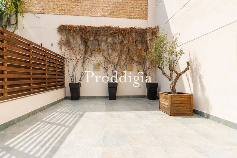 Casa vertical, con terrazas privadas y 3 plazas de parking en Sarrià