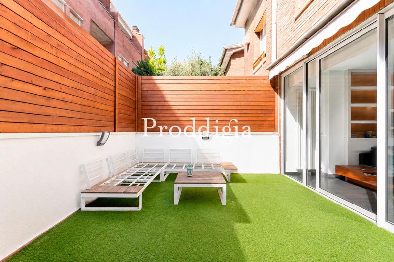 Elegante casa adosada en comunidad con piscina, a un paso del centro y con todos los servicios al alcance