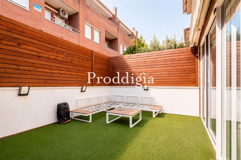 Elegante casa adosada en comunidad con piscina, a un paso del centro y con todos los servicios al alcance