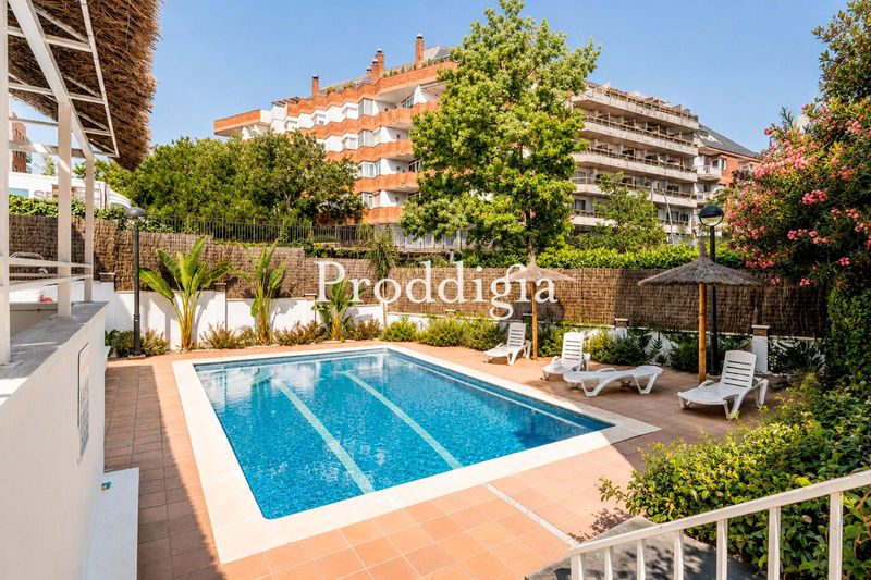 Elegante casa adosada en comunidad con piscina, a un paso del centro y con todos los servicios al alcance