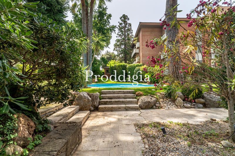 Bajo con jardín 177m², 3 hab, parking y piscina en Eixample