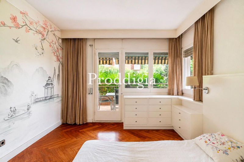 Bajo con jardín 177m², 3 hab, parking y piscina en Eixample