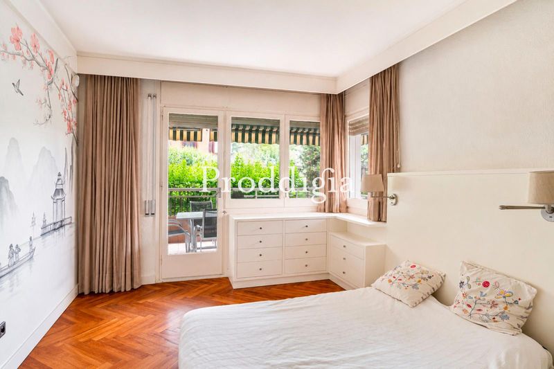 Bajo con jardín 177m², 3 hab, parking y piscina en Eixample