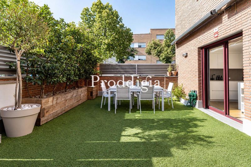 Preciosa casa adosada esquinera de diseño, de 4 habitaciones, totalmente reformada, entre Rubí y Sant Cugat