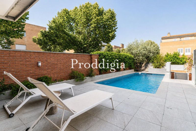 Preciosa casa adosada esquinera de diseño, de 4 habitaciones, totalmente reformada, entre Rubí y Sant Cugat