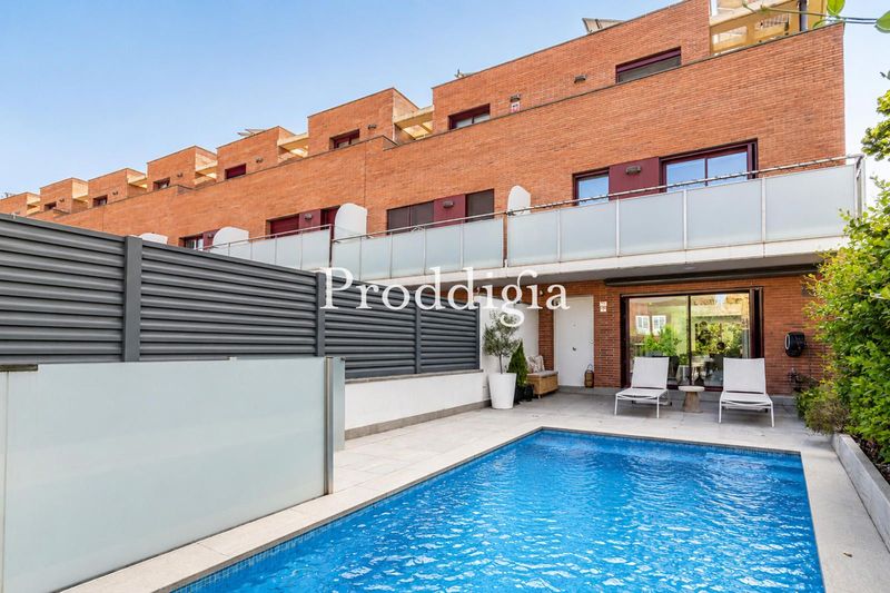 Preciosa casa adosada esquinera de diseño, de 4 habitaciones, totalmente reformada, entre Rubí y Sant Cugat