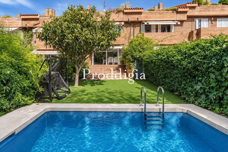 Fantástica casa adosada amplia en Parc Central con piscina privada