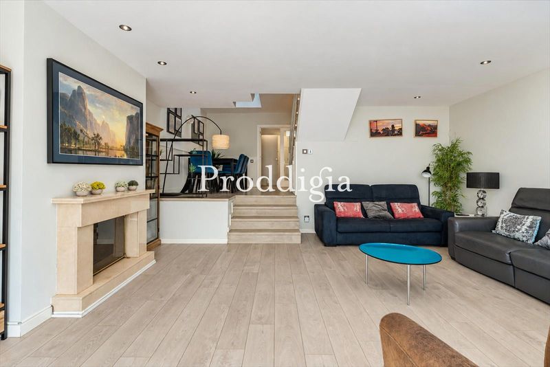 Fantástica casa adosada amplia en Parc Central con piscina privada