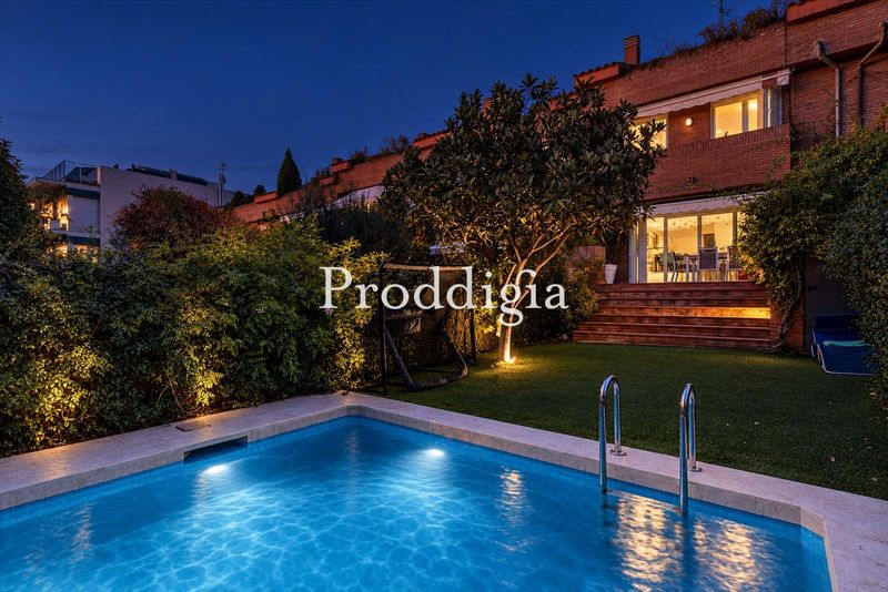 Fantástica casa adosada amplia en Parc Central con piscina privada