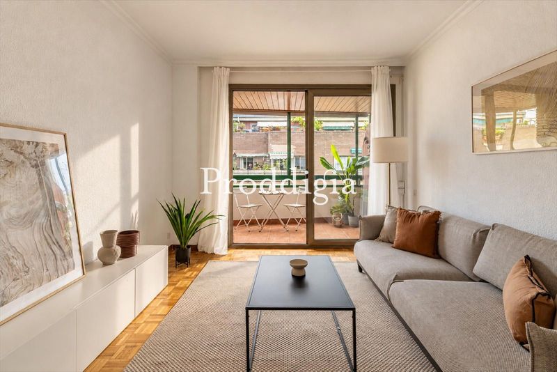 Preciosa 7a planta con balcón y parking y trastero en Sant Antoni