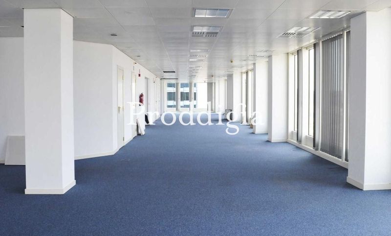 Edificio exclusivo de oficinas cerca de la Estación de Sants.