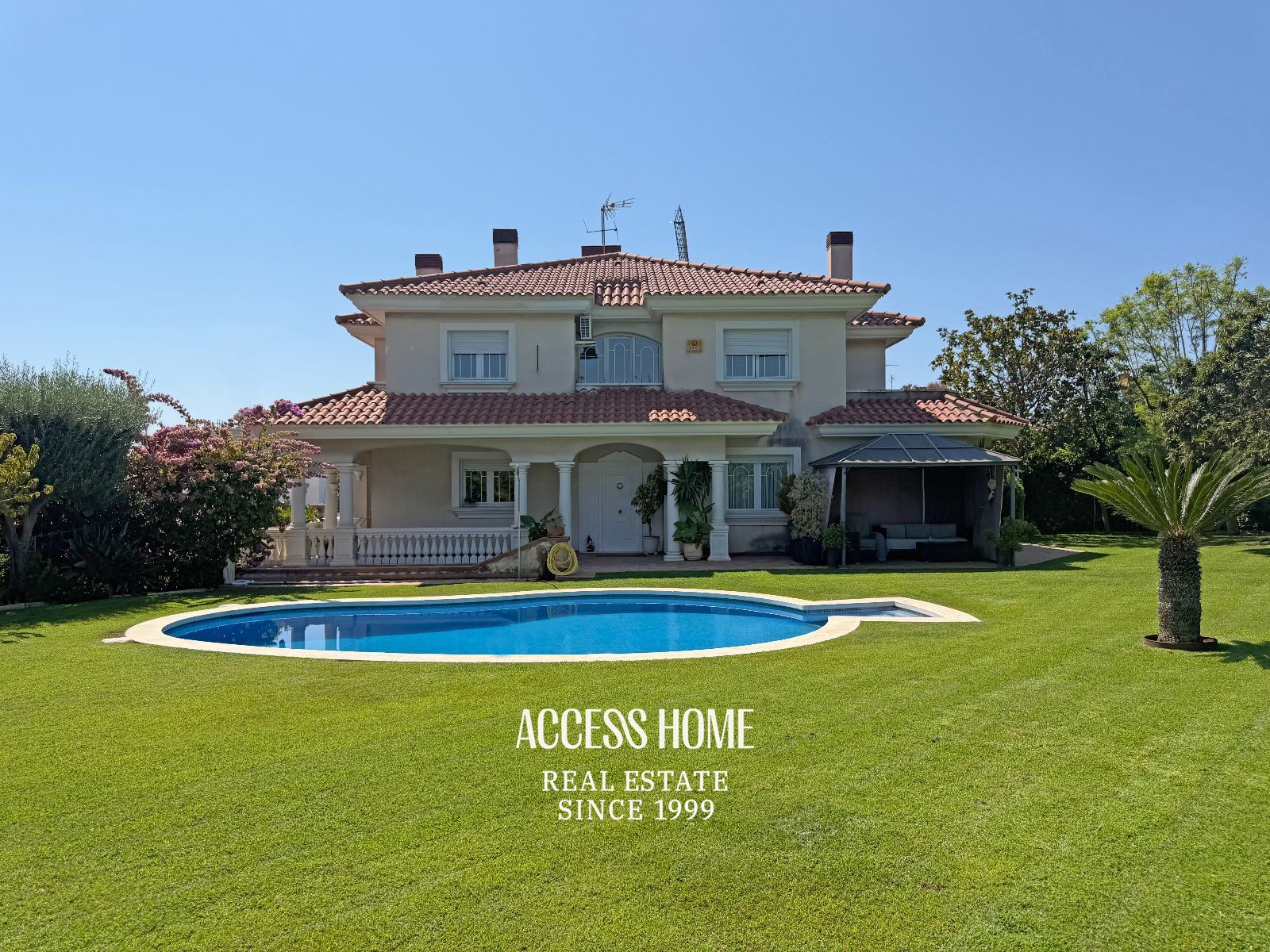 Casa a tres vientos con jardín y piscina privada cerca del centro de Alella - Foto 1