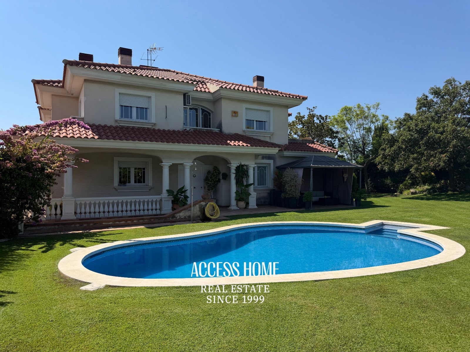 Casa a tres vientos con jardín y piscina privada cerca del centro de Alella - Foto 2