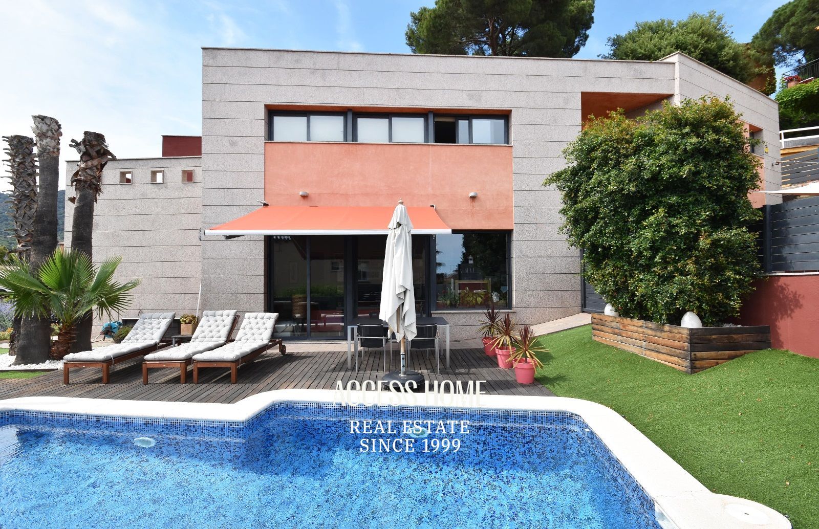 Piscina - Casa en venta en Cabrils con piscina privada y apartamento independiente