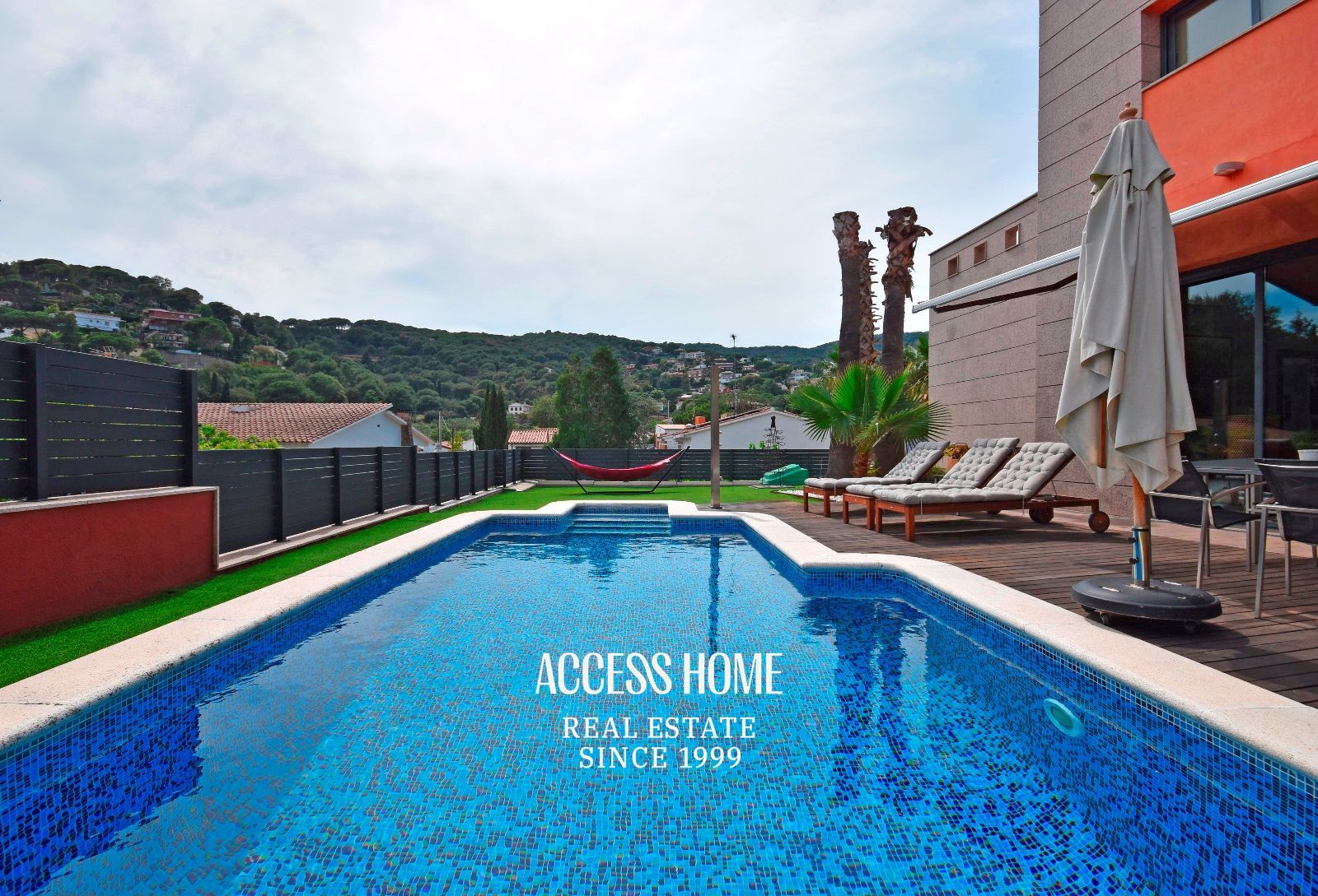 Piscina - Casa en venta en Cabrils con piscina privada y apartamento independiente
