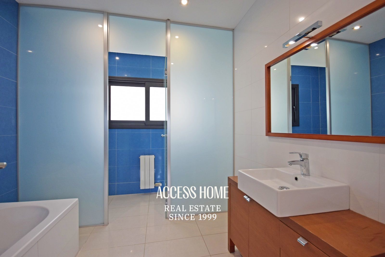 Baño - Casa en venta en Cabrils con piscina privada y apartamento independiente