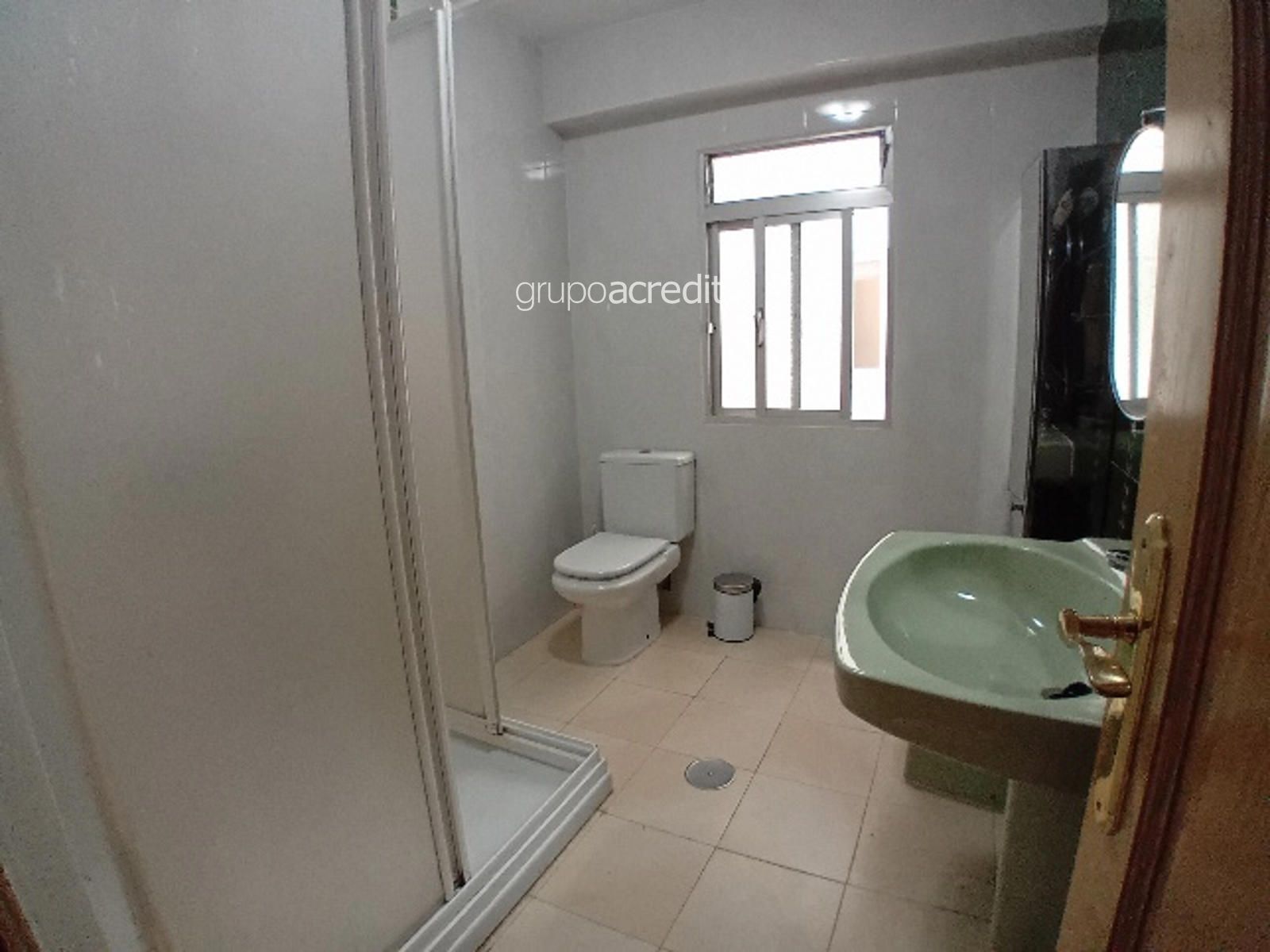 Piso de cuatro dormitorios en el centro de Santiago - Foto 12