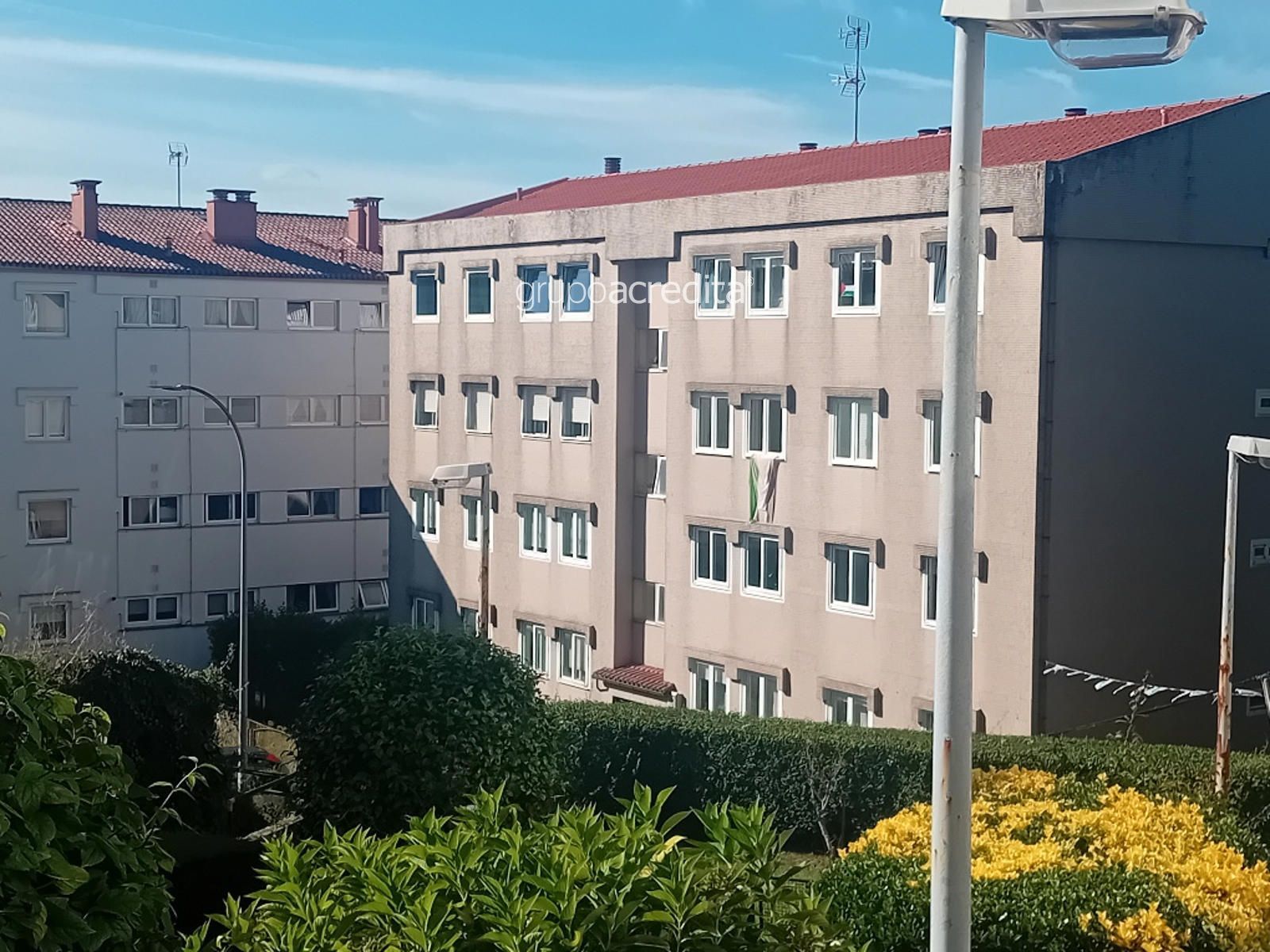 Amplio piso. Para entrar a vivir al lado de la Xunta - Foto 3
